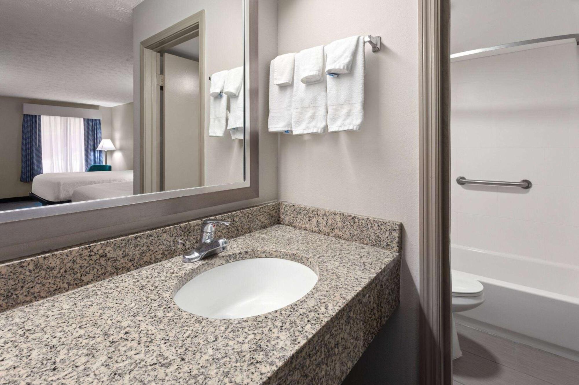 Days Inn By Wyndham Douglasville-Atlanta-Fairburn Road מראה חיצוני תמונה