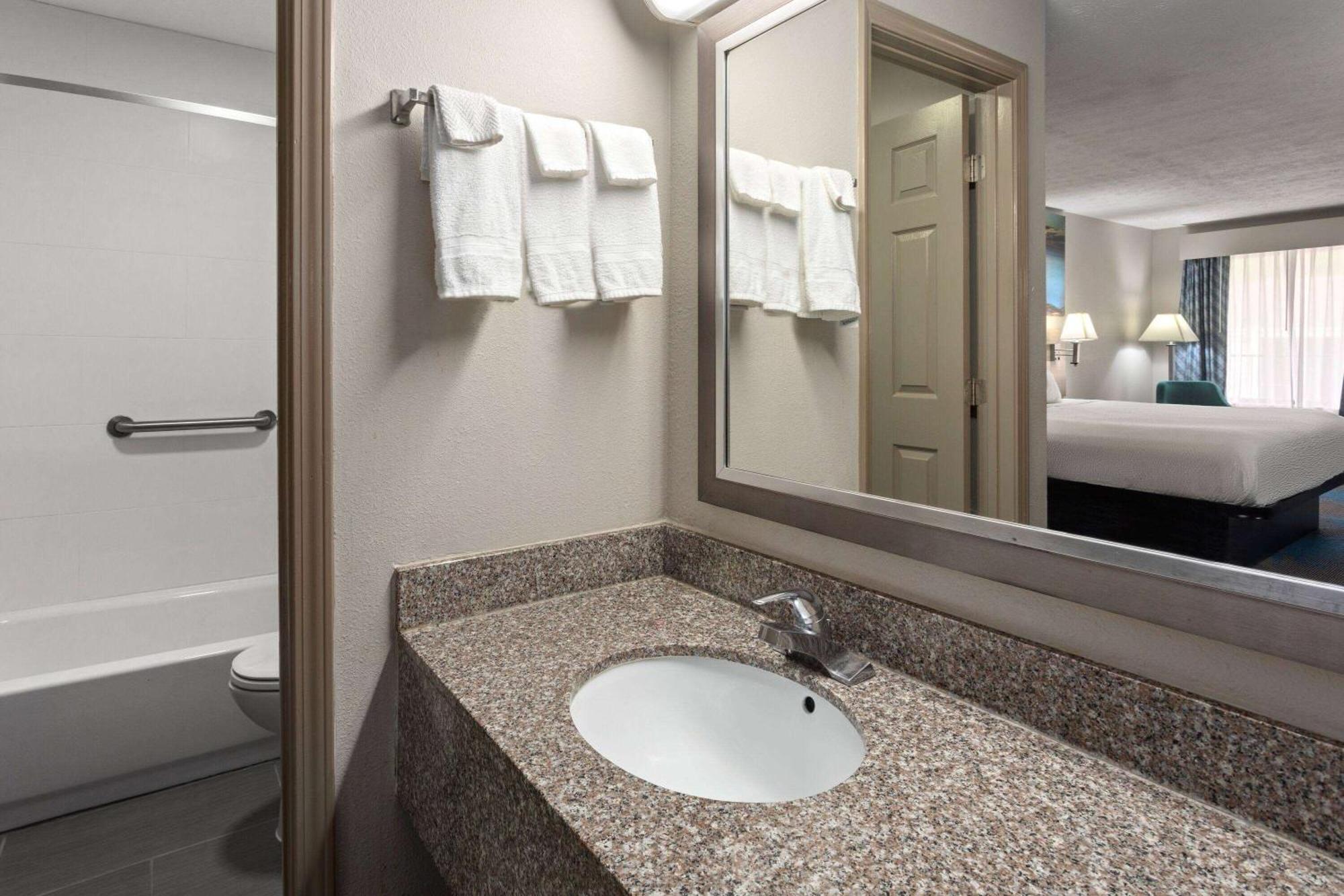 Days Inn By Wyndham Douglasville-Atlanta-Fairburn Road מראה חיצוני תמונה