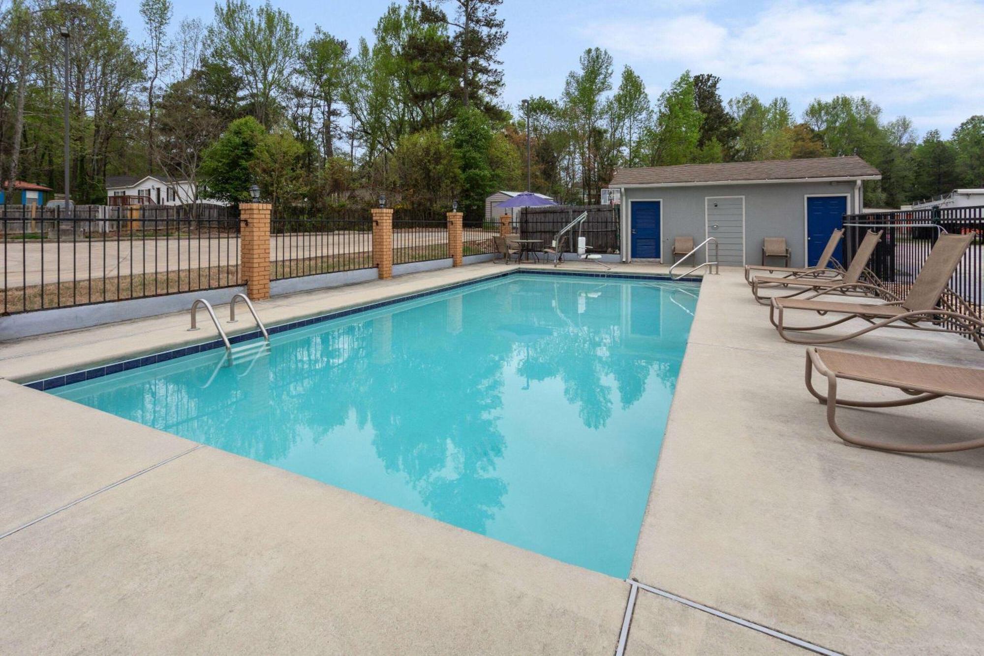 Days Inn By Wyndham Douglasville-Atlanta-Fairburn Road מראה חיצוני תמונה